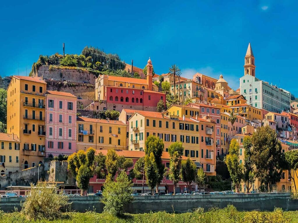 Panorama di Ventimiglia, una delle tappe suggerite dal PLEINAIRCLUB per un tour in Liguria in camper lungo la Riviera dei Fiori.