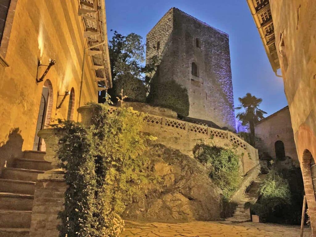 Una torre del Castello di Gropparello, dove si tiene un coinvolgente evento per festeggiare Halloween in camper con i bambini.
