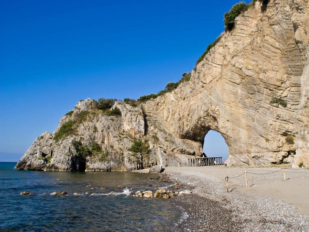 Campania in camper nel Cilento: l'Arco Naturale di Capo Palinuro.
