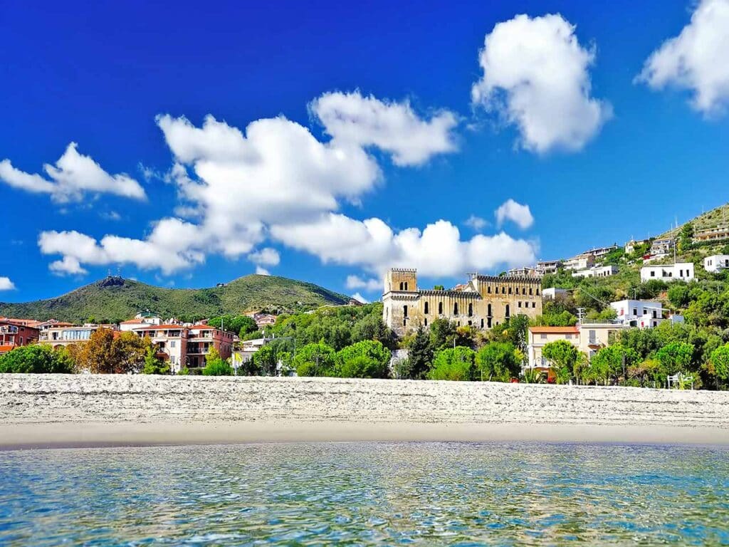 Campania in camper nel Cilento: Marina di Camerota vista dal mare.