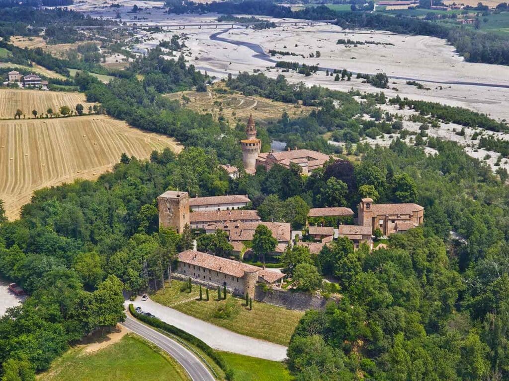 Una veduta aerea del suggestivo Castello di Rivalta.