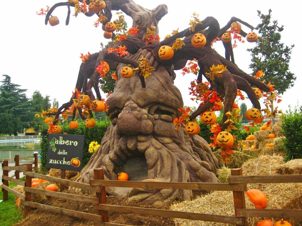 Uno scorcio del parco Leolandia allestito per la festa di HalLEOween, alla quale puoi partecipare per festeggiare Halloween in camper con i bambini.
