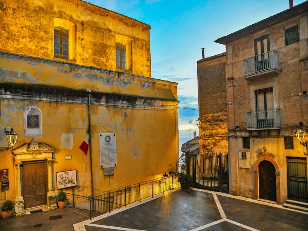 Campania in camper nel Cilento: Piazza Michelangelo Pagano a Pisciotta.