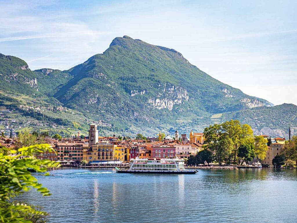 Panorama di Riva del Garda, una delle tappe del viaggio in Trentino in camper nell'Alto Garda proposto dal PLEINAIRCLUB.