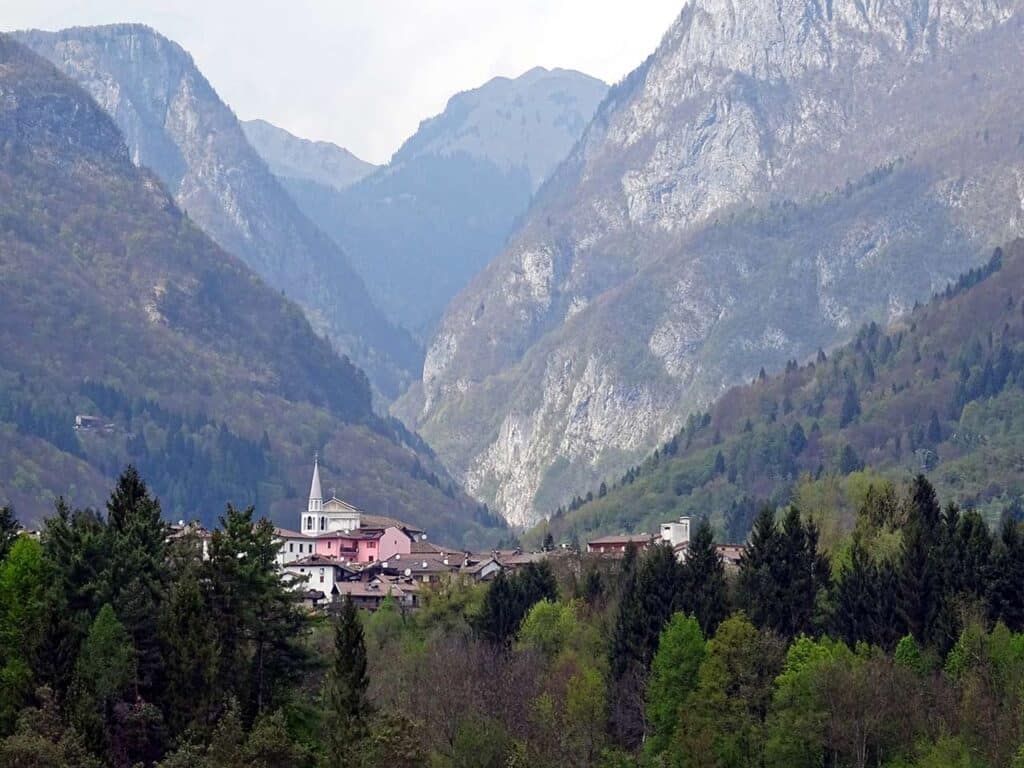 Panorama di Ampezzo (UD) dove si celebra la "Not dalis Muars", una delle tradizioni italiane per Halloween più particolari.