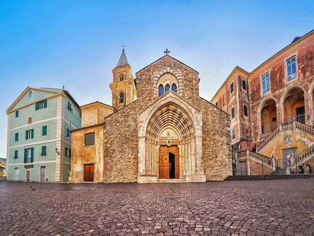La Cattedrale di Santa Maria Assunta a Ventimiglia, una delle tappe suggerite dal PLEINAIRCLUB per un tour in Liguria in camper lungo la Riviera dei Fiori.