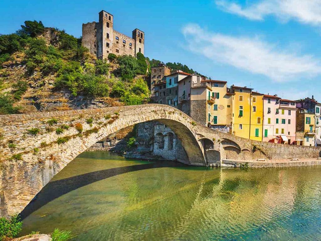 Il Ponte Vecchio e il Castello Doria a Dolceacqua, una delle tappe suggerite dal PLEINAIRCLUB per un tour in Liguria in camper lungo la Riviera dei Fiori.