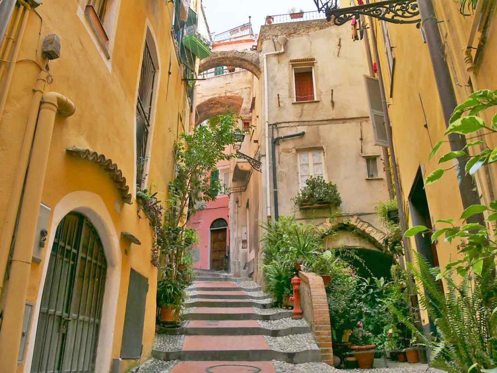 Uno dei tipici carrugi del quartiere La Pigna a Sanremo, una delle tappe suggerite dal PLEINAIRCLUB per un tour in Liguria in camper lungo la Riviera dei Fiori.