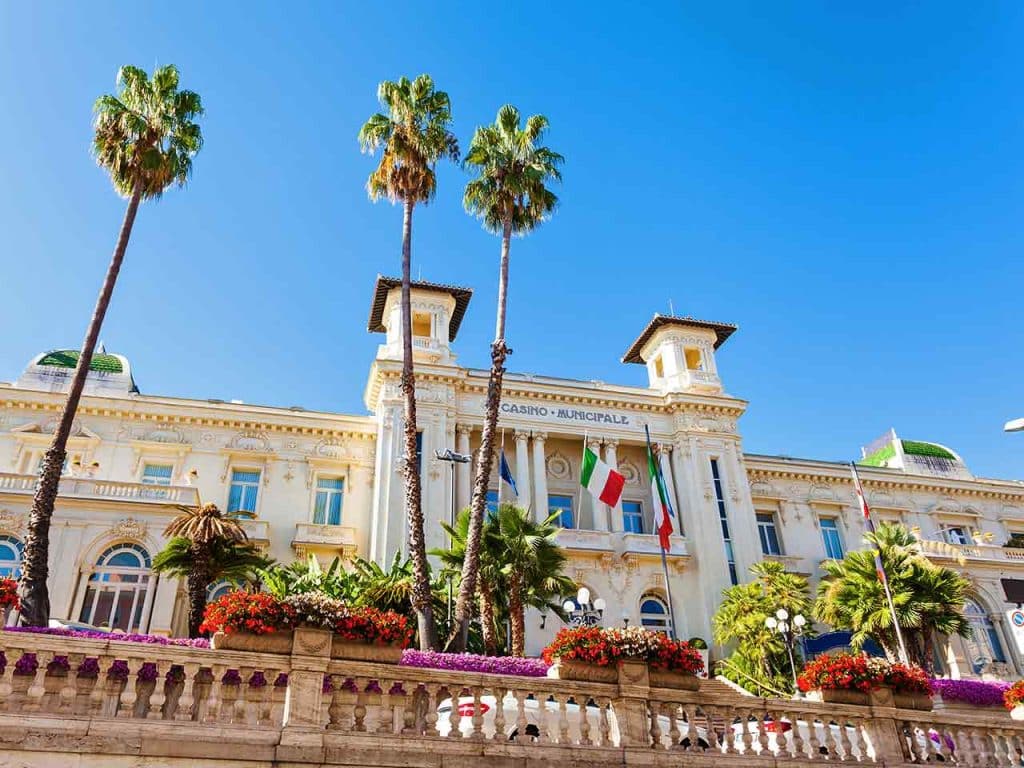Il Casinò di Sanremo, una delle tappe suggerite dal PLEINAIRCLUB per un tour in Liguria in camper lungo la Riviera dei Fiori.