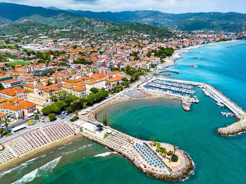 Veduta aerea di Diano Marina, una delle tappe suggerite dal PLEINAIRCLUB per un tour in Liguria in camper lungo la Riviera dei Fiori.