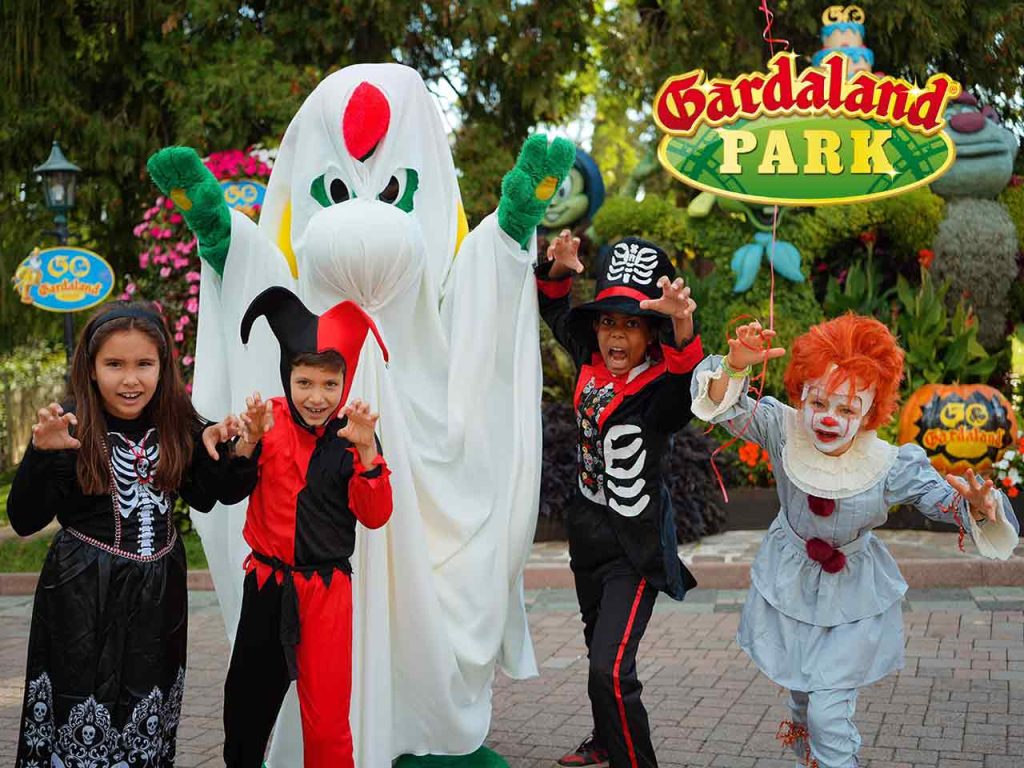 Bambini travestiti da streghe, vampiri e fantasmi al Gardaland Magic Halloween, evento dove puoi festeggiare Halloween in camper con i bambini.