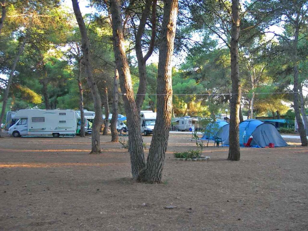 Le piazzole del Villaggio Camping Tiziana, uno dei campeggi in Puglia selezionati dal PLEINAIRCLUB.