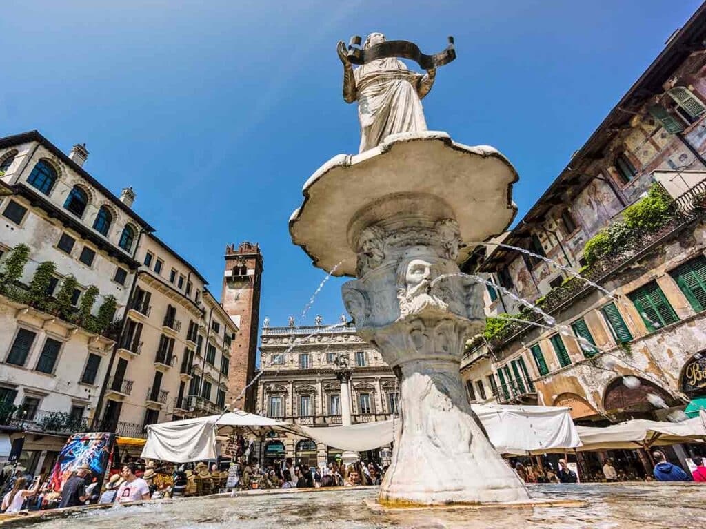 Fontana e statua della Madonna Verona in Piazza delle Erbe.