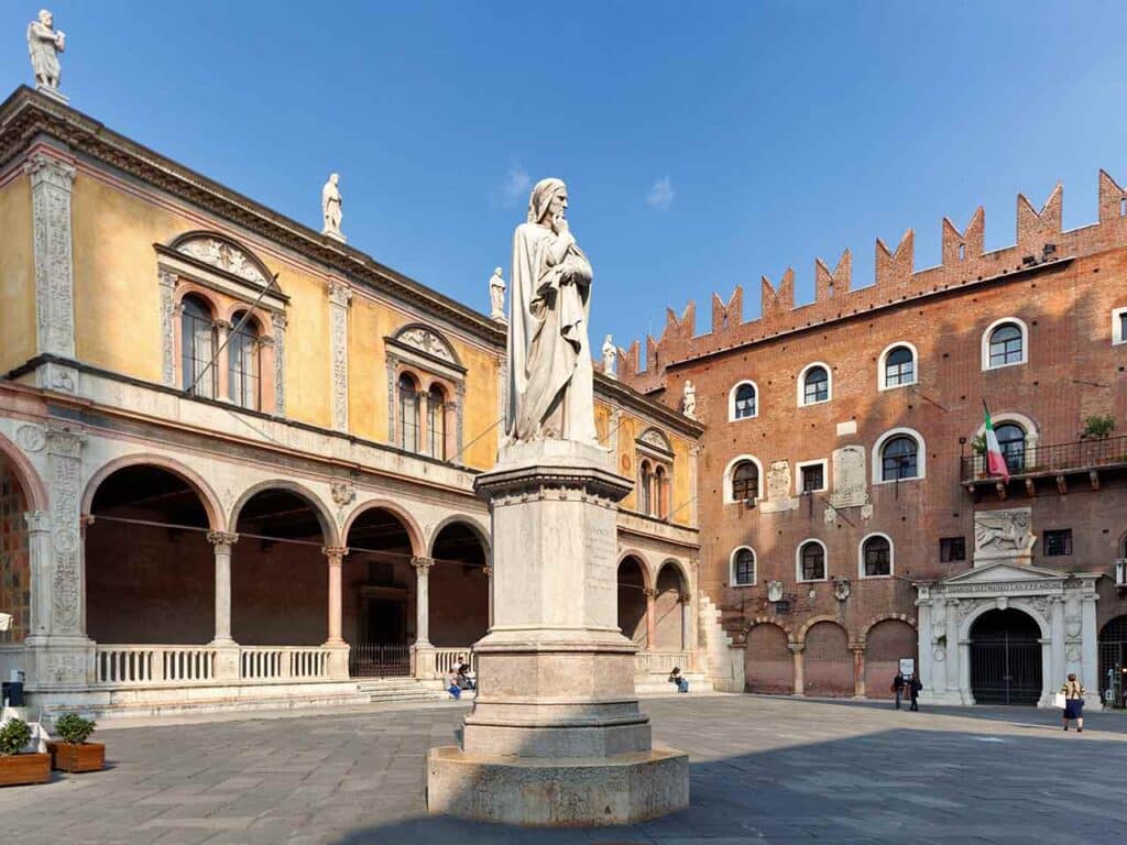 La statua di Dante in Piazza dei Signori a Verona.
