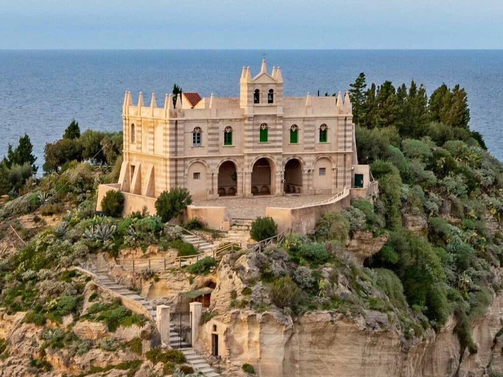 Calabria in camper - city break a Tropea: il Santuario di Santa Maria dell'Isola