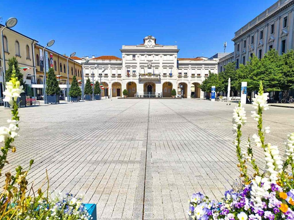 Piazza Indipendenza e il Municipio di San Donà di Piave, una delle mete suggerite dal PLEINAIRCLUB per un tour nel Veneto in camper lungo il Piave.