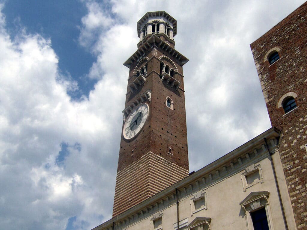La Torre dei Lamberti, una delle cose da vedere assolutamente durante un viaggio in camper a Verona.