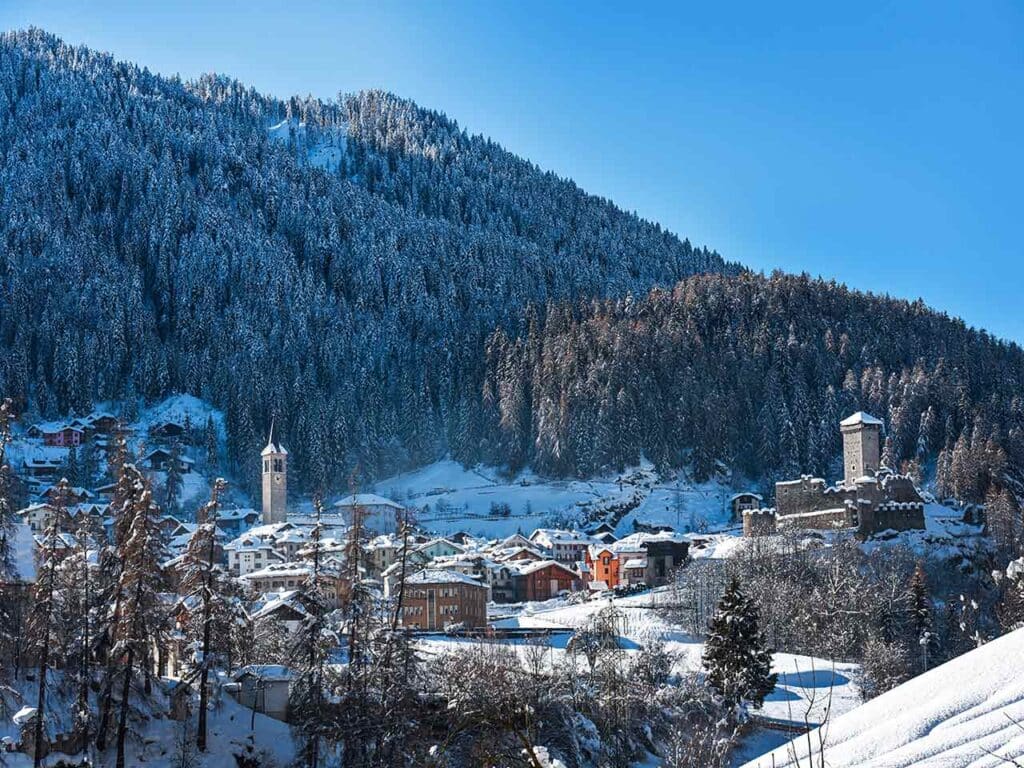Cosa visitare a dicembre in camper: panorama di Ossana (TN).