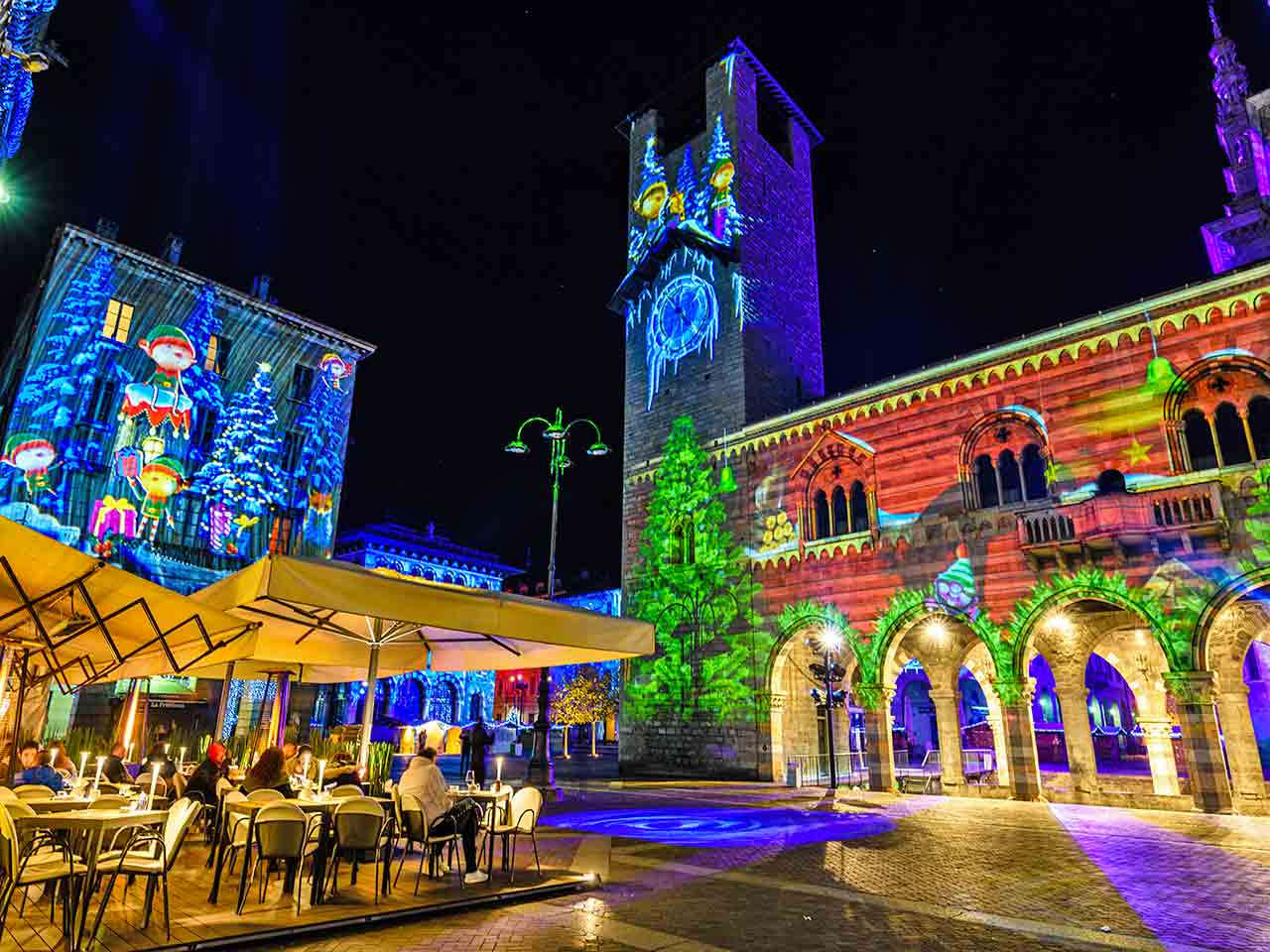 Le proiezioni luminose degli eventi natalizi di Como, una delle mete suggerite dal PLEINAIRCLUB per trascorrere il Natale in camper.