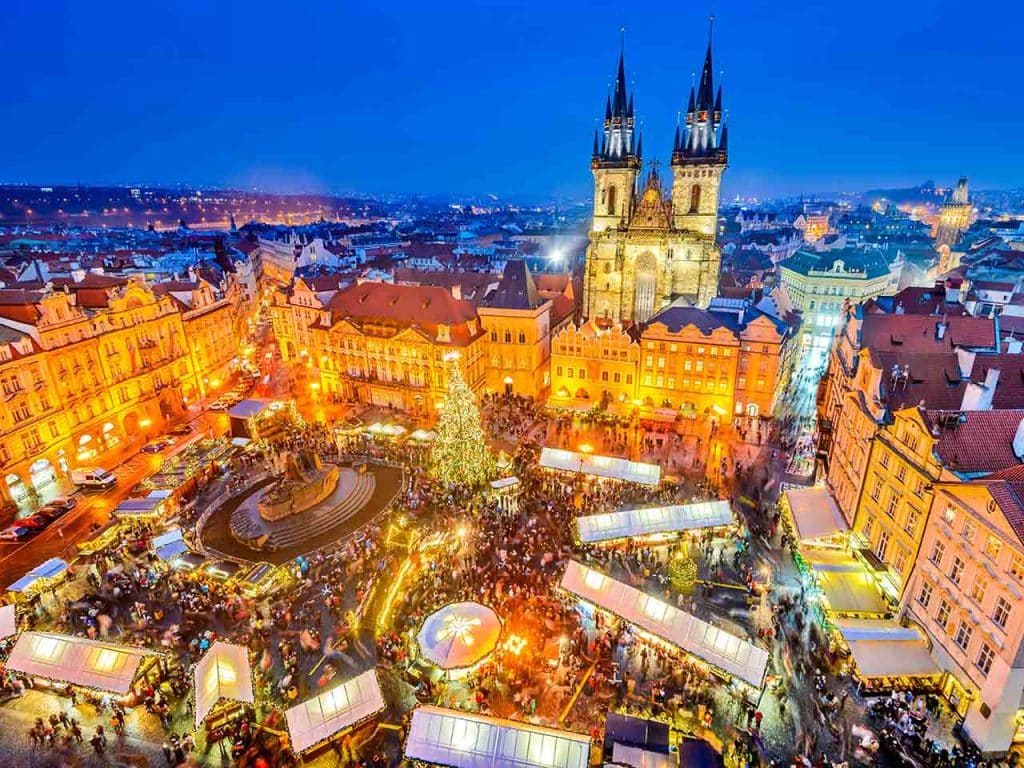 Veduta aerea dei mercatini di Natale in Piazza della Città Vecchia a Praga, una delle mete dove trascorrere Natale in camper suggerite dal PLEINAIRCLUB.