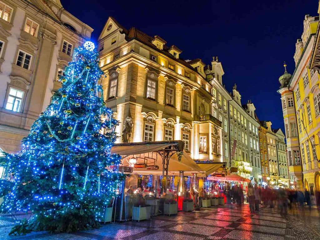 Albero e mercatino di Natale lungo le strade di Praga.