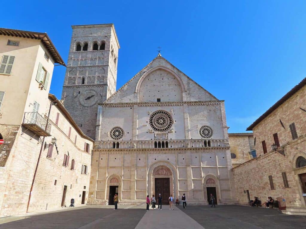 Weekend in Umbria con il camper: la cattedrale di San Rufino ad Assisi.