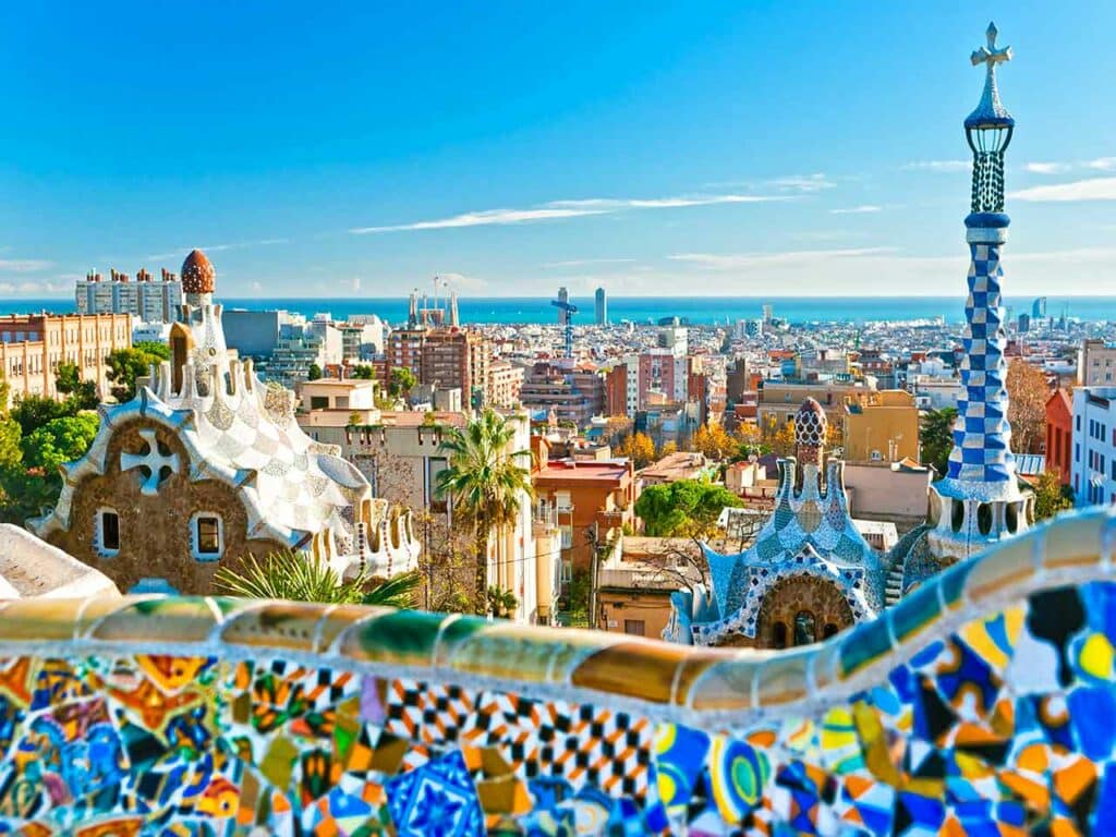 Panorama di Barcellona dal Parco Güell in Spagna, raggiungibile grazie agli sconti del PLEINAIRCLUB sui traghetti, cumulabili con le offerte Grimaldi.