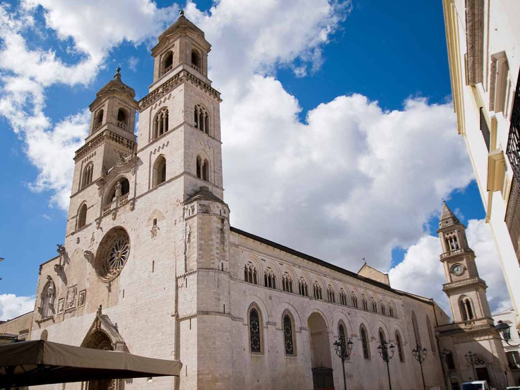 La Cattedrale di Santa Maria Assunta ad Altamura, una delle mete del viaggio in Puglia in camper nelle Murge suggerite dal PLEINAIRCLUB.