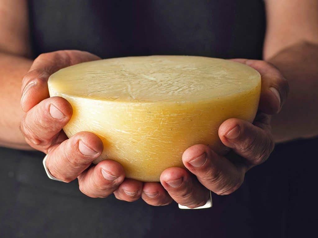 Il formaggio Pallone di Gravina tagliato a metà.