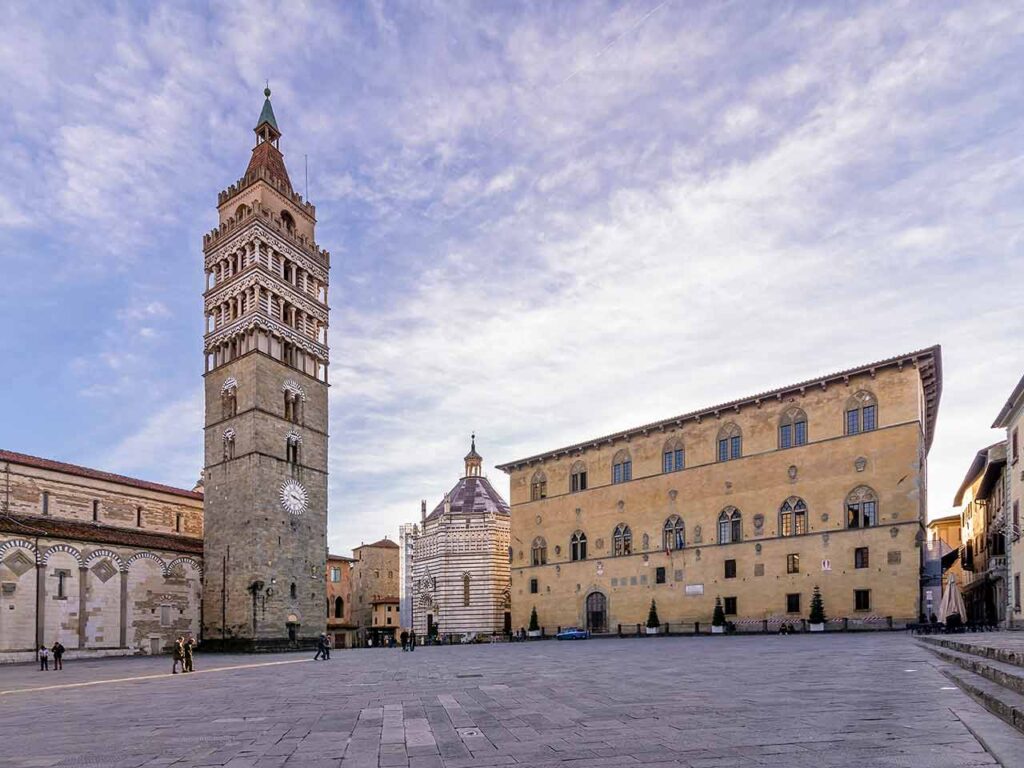 Weekend in Toscana con il camper: Piazza del Duomo a Pistoia.