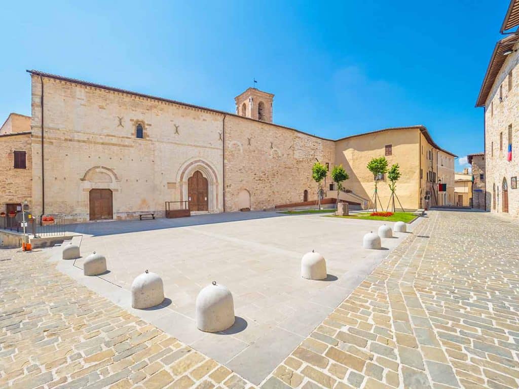 Piazza Caprera e l'ex convento di San Francesco che oggi ospita la Pinacoteca Civica di Nocera Umbra (PG).