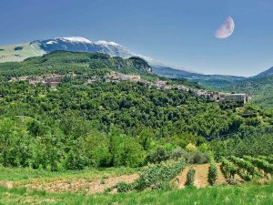 Veduta di Caramanico Terme, una delle tappe del viaggio in Abruzzo in camper attraverso il Parco della Maiella proposto dal PLEINAIRCLUB.