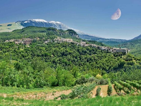 Veduta di Caramanico Terme, una delle tappe del viaggio in Abruzzo in camper attraverso il Parco della Maiella proposto dal PLEINAIRCLUB.