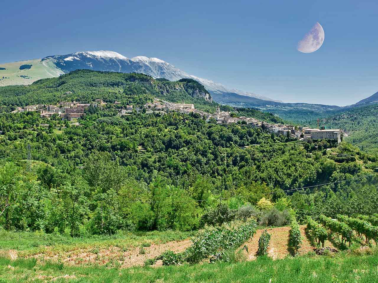 Veduta di Caramanico Terme, una delle tappe del viaggio in Abruzzo in camper attraverso il Parco della Maiella proposto dal PLEINAIRCLUB.
