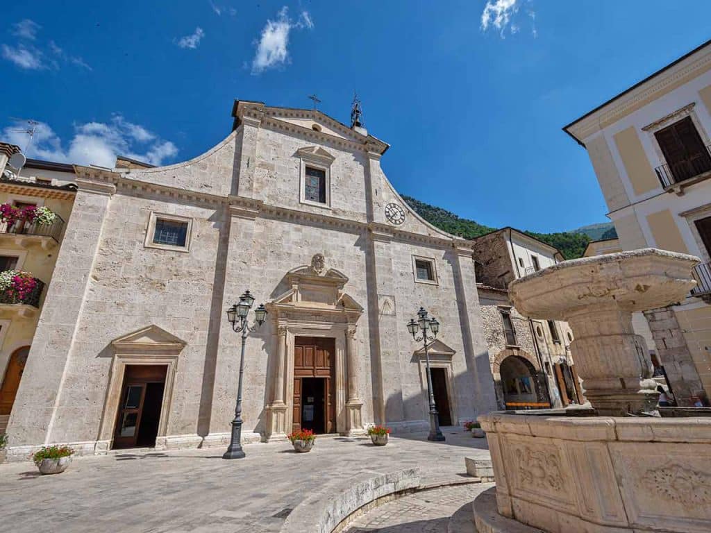 Chiesa parrocchiale di Santa Maria Maggiore o della Misericordia e fontana secentesca a Pacentro.