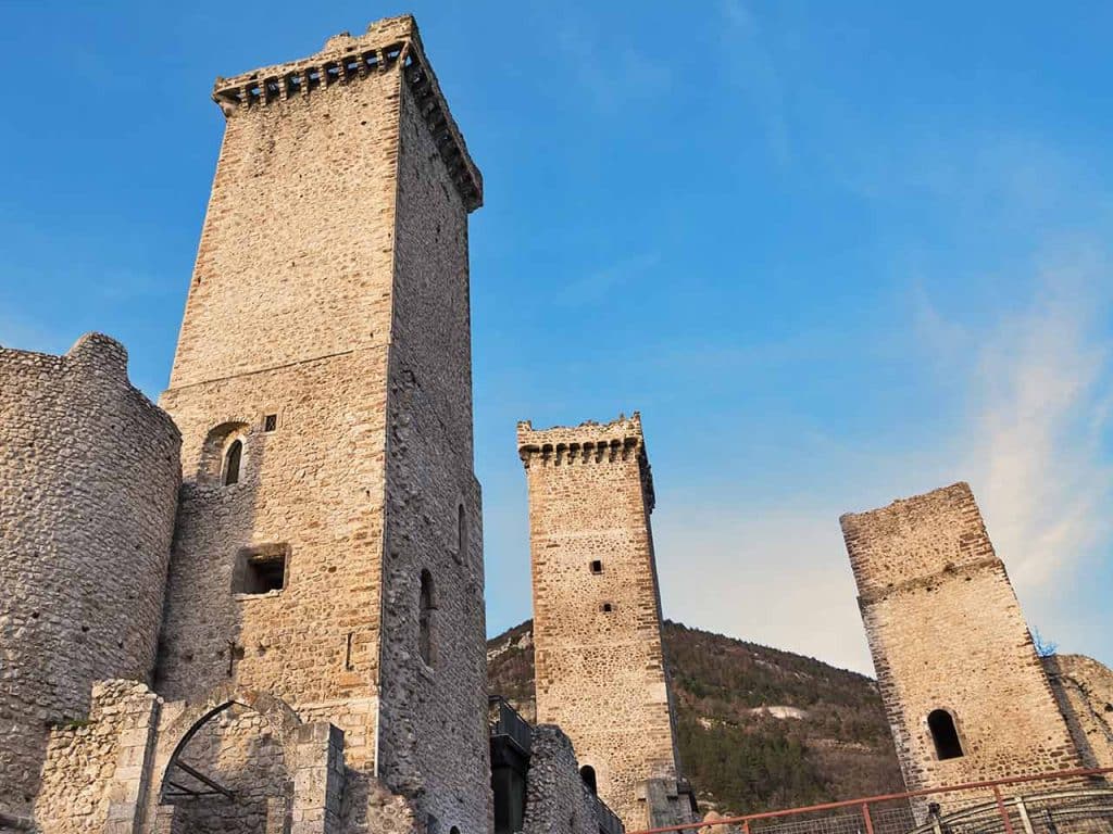 Il castello Caldora-Cantelmo a Pacentro, una delle tappe del viaggio in Abruzzo in camper attraverso il Parco della Maiella suggerito dal PLEINAIRCLUB.
