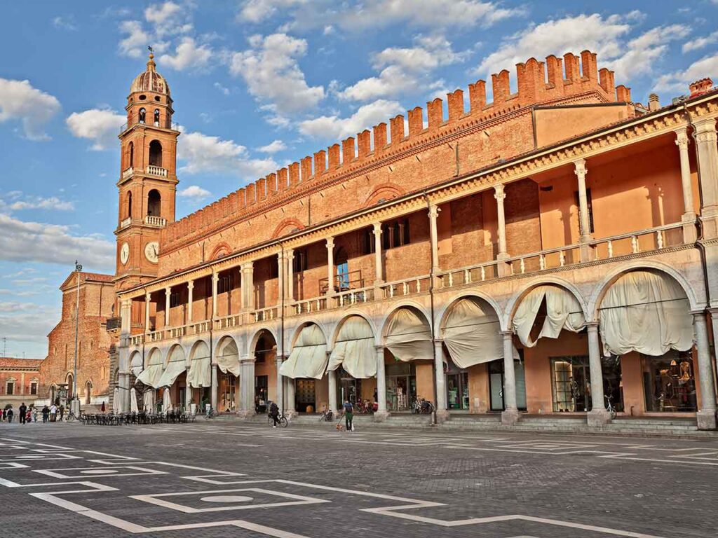 Cosa visitare in Romagna con il camper: Piazza del Popolo a Faenza.