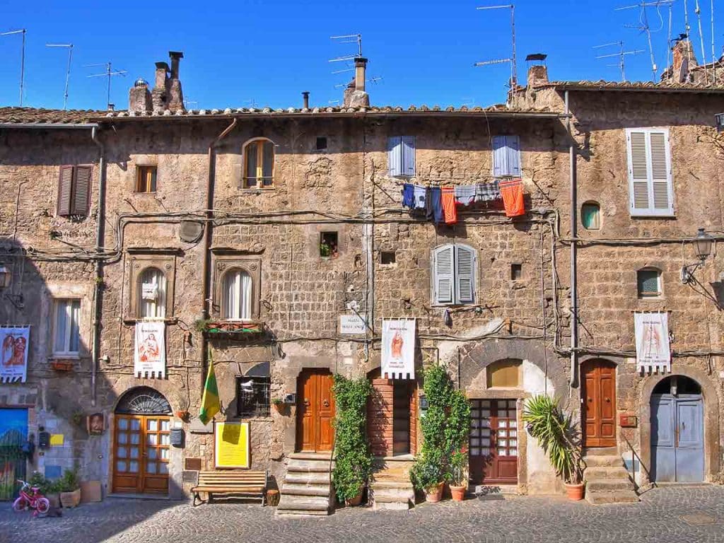 Piazza degli Angeli con la Casa Museo della venerabile Mariangela Virgili a Ronciglione.