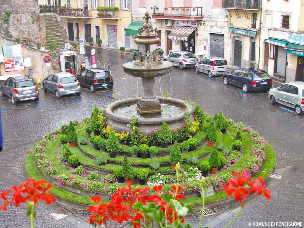 La Fontana degli Unicorni o Fontana Grande in Piazza Principe di Napoli a Ronciglione, uno dei luoghi da visitare in camper a marzo suggeriti dal PLEINAIRCLUB.