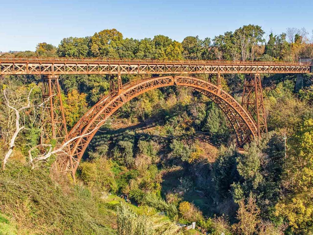 Il ponte ferroviario in ferro, detto Ponte Eiffel, a Ronciglione, uno dei luoghi da visitare in camper a marzo suggeriti dal PLEINAIRCLUB.