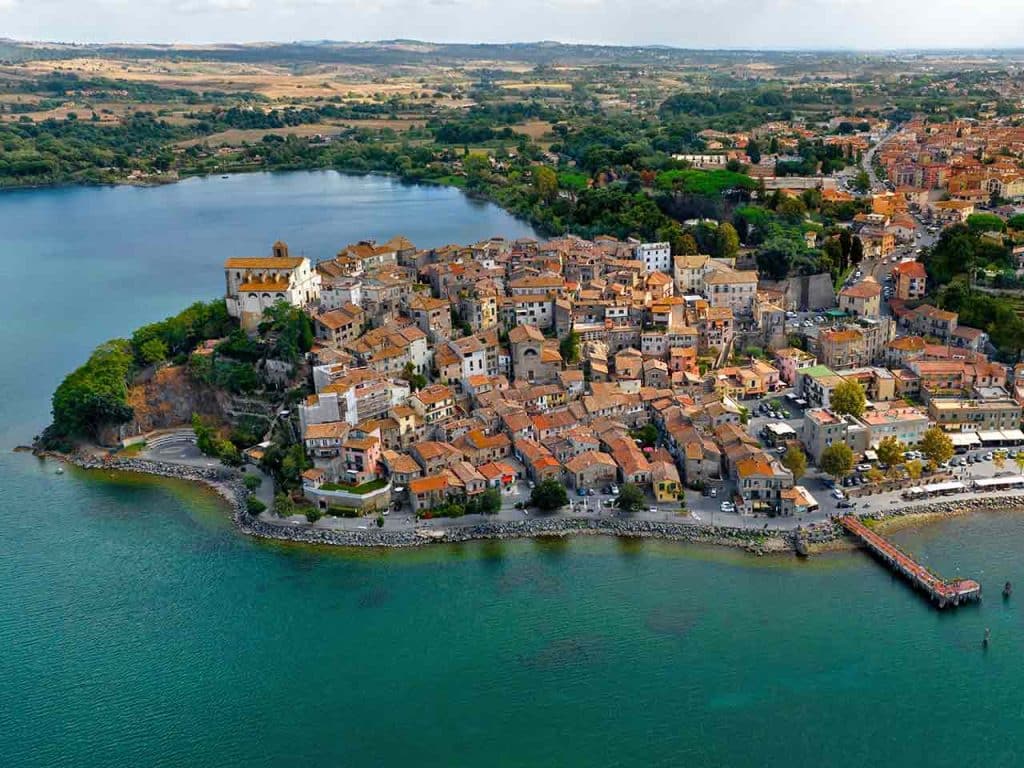 Veduta aerea di Anguillara Sabazia.