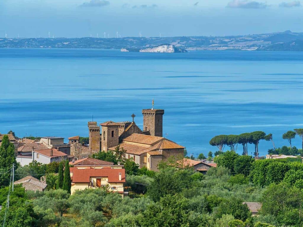 Weekend in camper al Lago di Bolsena: panorama del borgo di Bolsena.