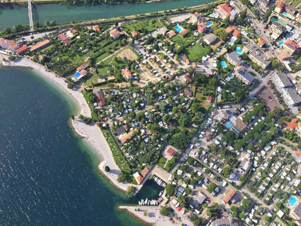 Veduta dal drone del Camping Europa a Torbole sul Garda, uno dei campeggi sul Lago di Garda da non perdere suggeriti dal PLEINAIRCLUB.