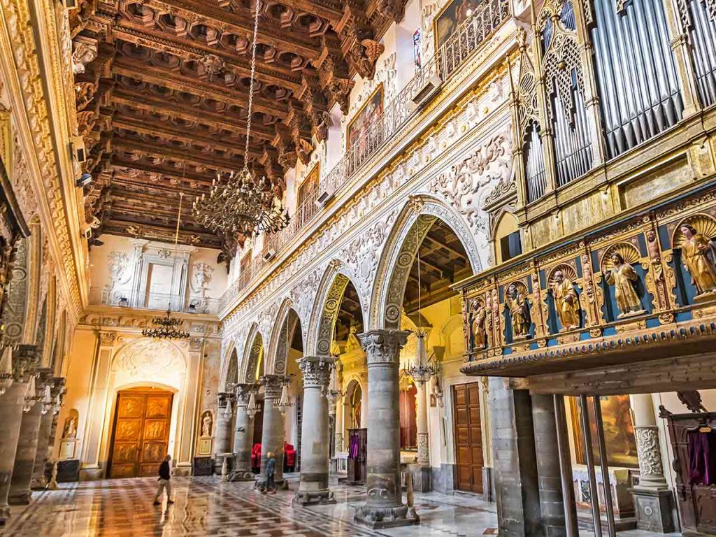 L'interno del Duomo di Enna, una delle mete consigliate dal PLEINAIRCLUB per vivere Pasqua e Pasquetta in camper.