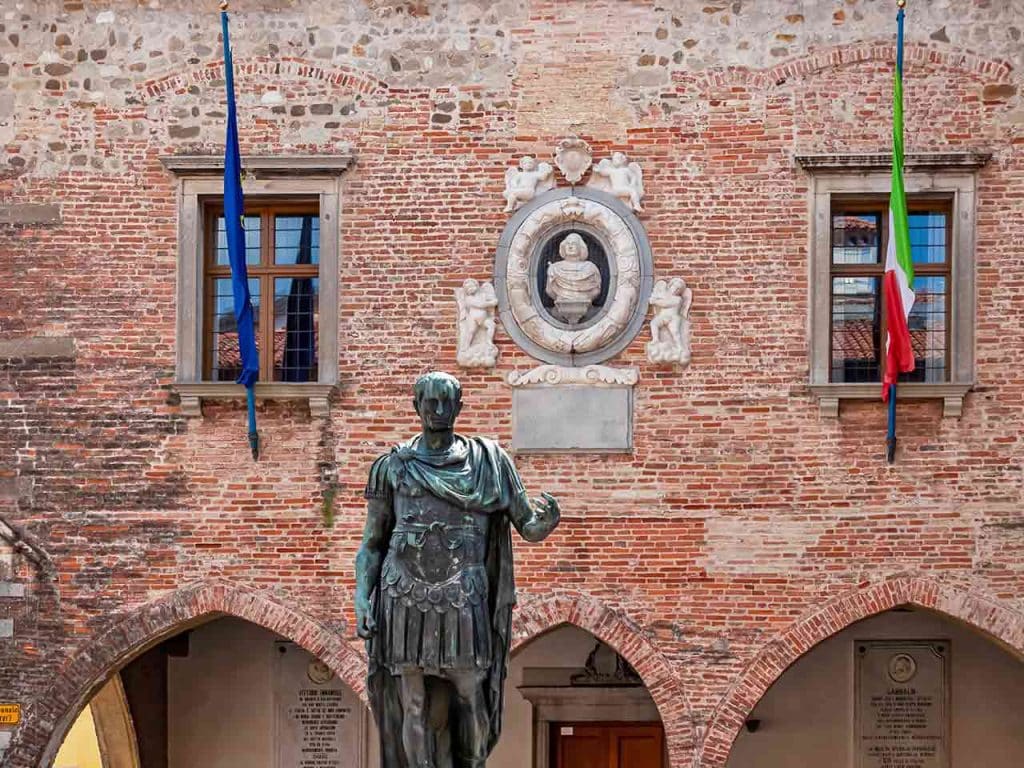 La statua di Giulio Cesare davanti al Palazzo Comunale di Cividale del Friuli.