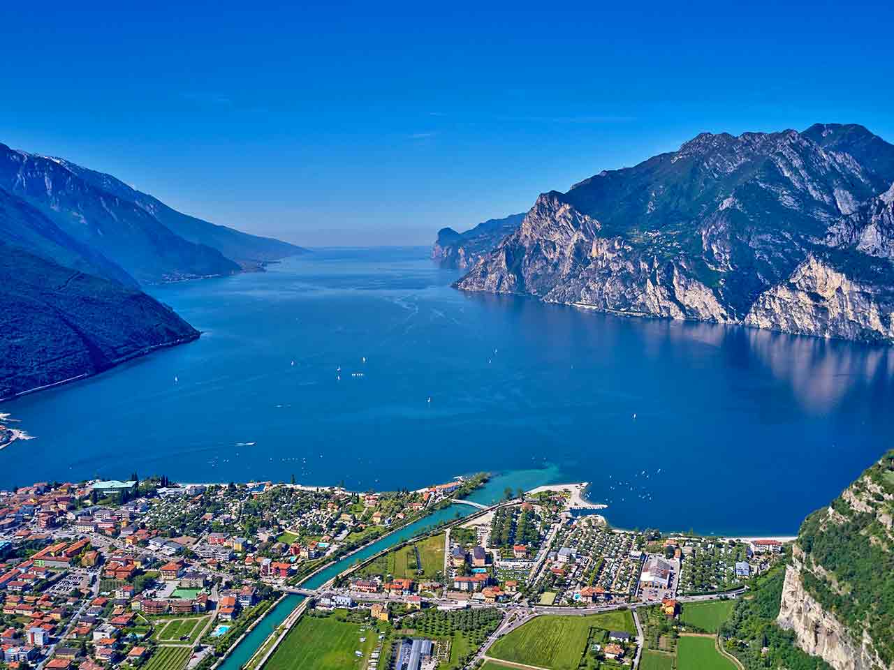 Il Lago di Garda visto da Arco, una delle mete del viaggio in Trentino in camper nell'Alto Garda suggerito dal PLEINAIRCLUB.