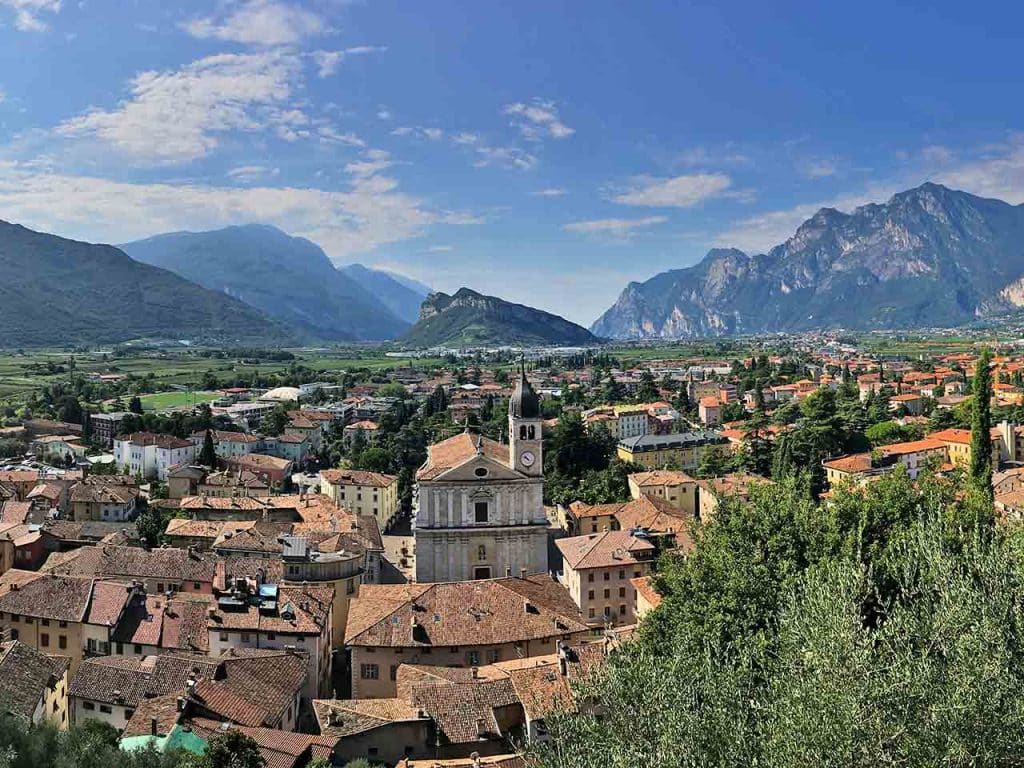 Panorama di Arco, una delle mete del viaggio in Trentino in camper nell'Alto Garda suggerito dal PLEINAIRCLUB.