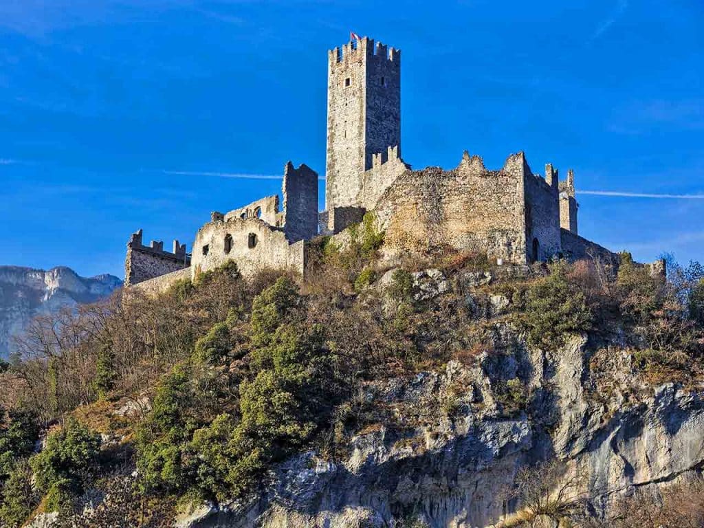 Il Castello di Drena, una delle mete del viaggio in Trentino in camper nell'Alto Garda suggerito dal PLEINAIRCLUB.