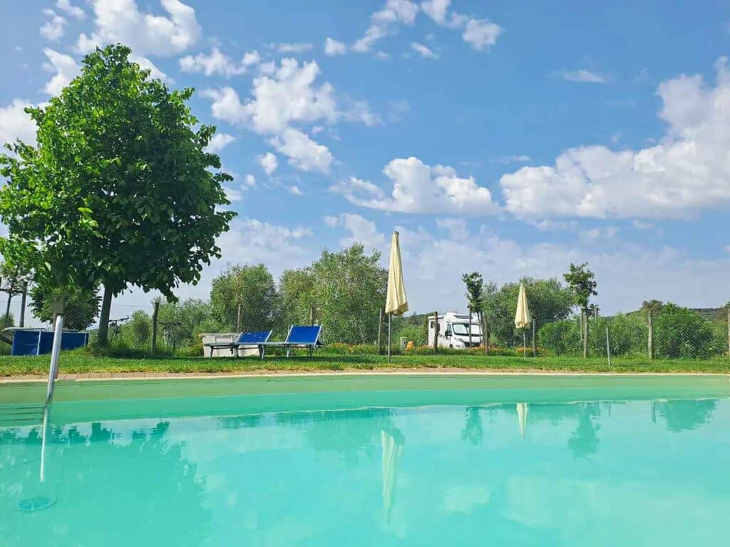 Piscina e zona camper dell'agricampeggio La Brada Toscana.