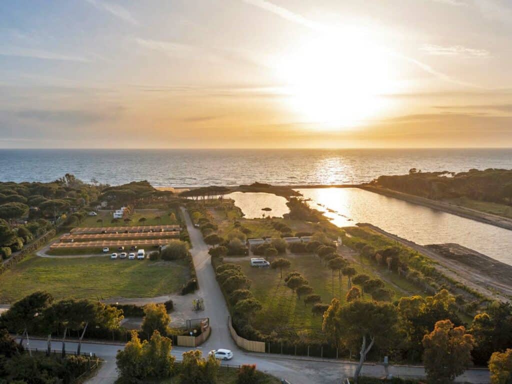 L'Area di sosta camper Nomad Argentario, situata sul mare della Toscana.